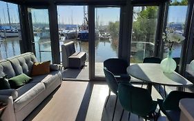 Waterfront Houseboat Near The Centre